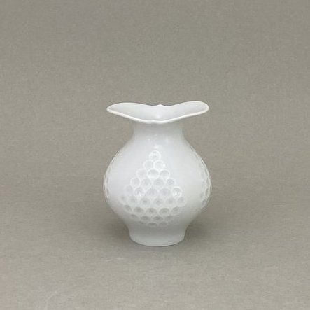 Milchkännchen bzw.Vase mit Relief, Großer Ausschnitt, Weiß, H 8,5 cm, V 0,1 l