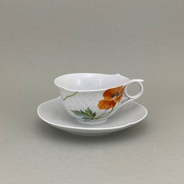 Teetasse m.U., Form "Wellenspiel Relief", Blumenmalerei  "Wilder Mohn", rot, weißer Rand, V 0,17 l