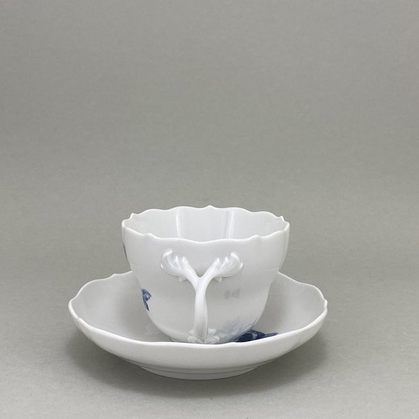 Kaffeetasse m.U., Form "Neuer Ausschnitt", Rose seitlich, kobaltblau, weißer Rand, Aquatinta