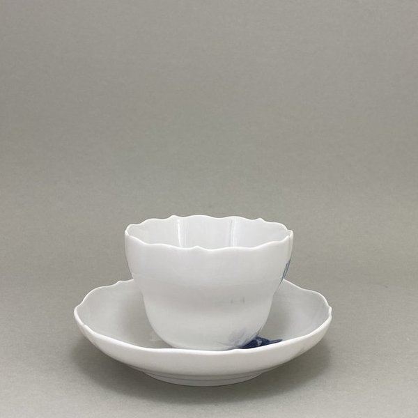 Kaffeetasse m.U., Form "Neuer Ausschnitt", Rose seitlich, kobaltblau, weißer Rand, Aquatinta