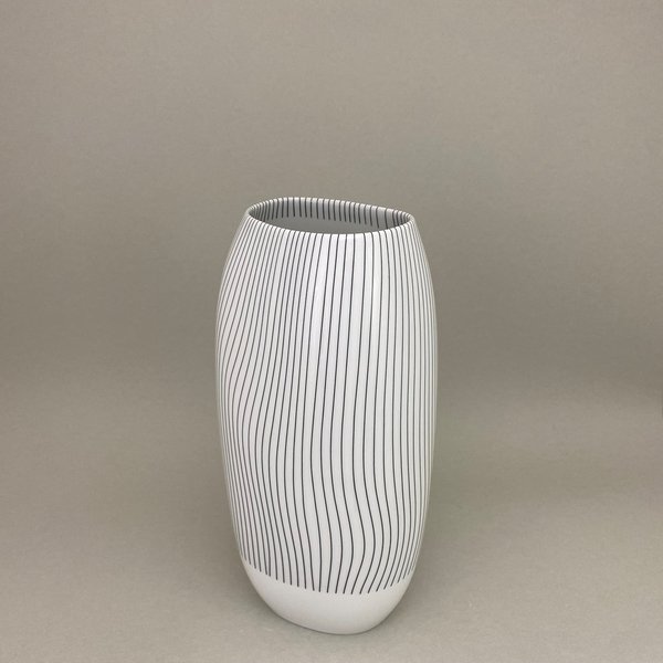 Vase TIDE, Arik Levy, Linien in schwarz, weißer Rand, H 29 cm