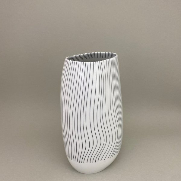 Vase TIDE, Arik Levy, Linien in schwarz, weißer Rand, H 29 cm