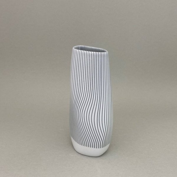 Vase TIDE, Arik Levy, Linien in schwarz, weißer Rand, H 19 cm
