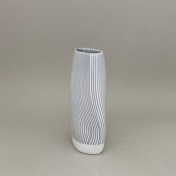 Vase TIDE, Arik Levy, Linien in schwarz, weißer Rand, H 19 cm