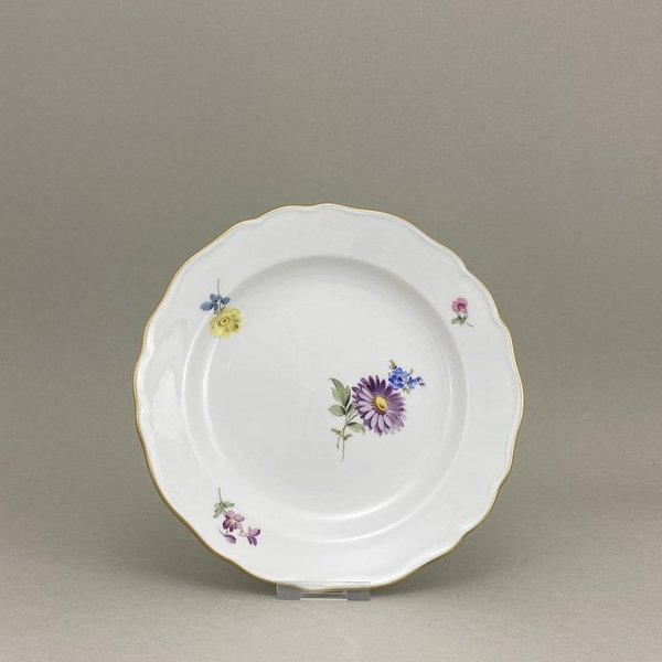 Teller, Form "Neuer Ausschnitt", Blume 2, Hauptblume Marguerite, gestreut, Goldrand, ø 18 cm