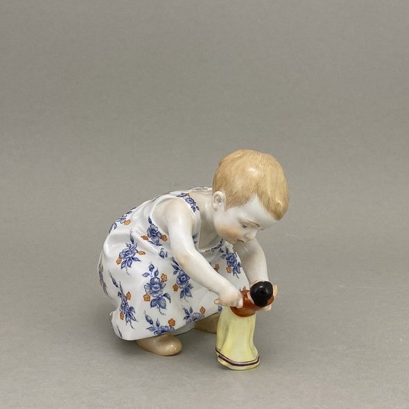 Kind mit Puppe, Bunt staffiert, H 11 cm
