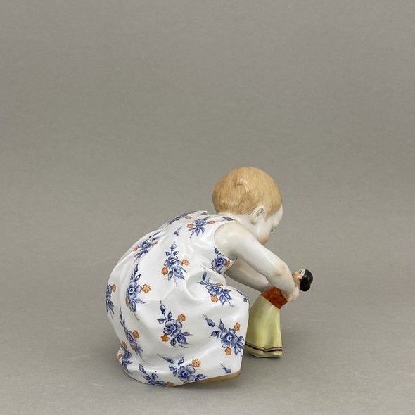 Kind mit Puppe, Bunt staffiert, H 11 cm