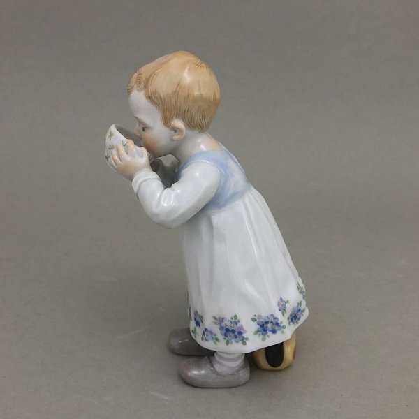 Miniaturhentschelkind, Kind mit Tasse, Kleid mit Vergißmeinnicht, Schwertertasse, H 12,5 cm