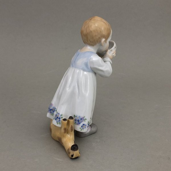 Miniaturhentschelkind, Kind mit Tasse, Kleid mit Vergißmeinnicht, Schwertertasse, H 12,5 cm