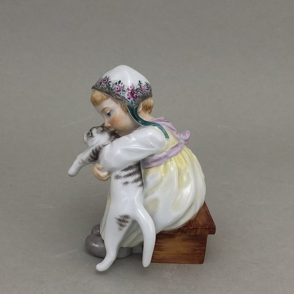 Miniaturhentschelkind, Kind mit Katze, Bunt staffiert, Kappe mit Rose, H 9,5 cm
