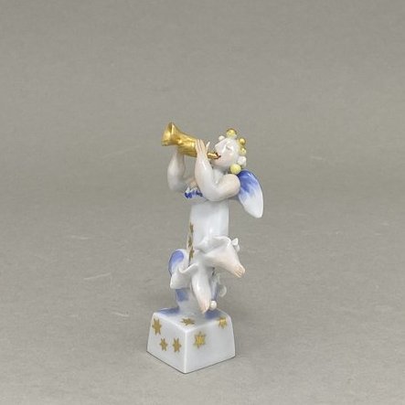 Engel mit Trompete, Bunt und gold staffiert, H 9,5 cm