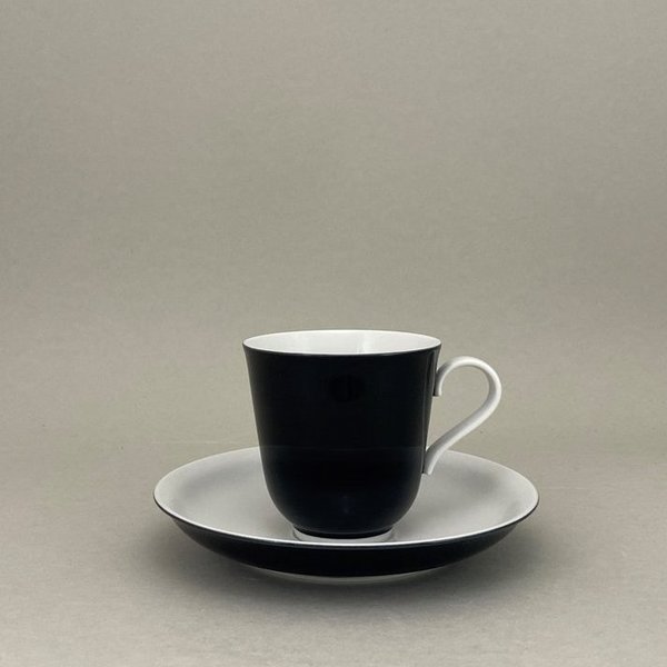 Kaffeetasse m.U., Form "Paris", Schwarzer Bord, Weißdekoration, H 9 cm