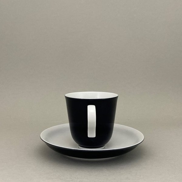Kaffeetasse m. U., Form "Paris", Schwarzer Bord, Weißdekoration, H 9 cm