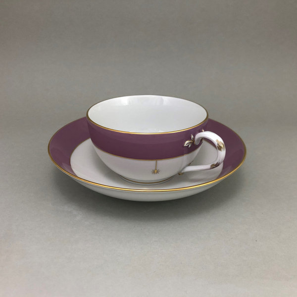 Milchkaffeetasse, Form "Glatte Form", Pinkfarbener Bord glasiert, Golddekoration