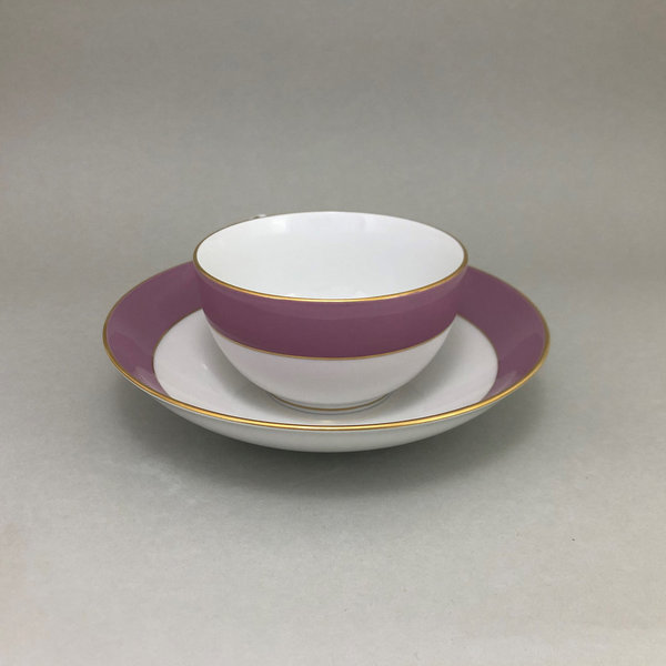 Milchkaffeetasse, Form "Glatte Form", Pinkfarbener Bord glasiert, Golddekoration