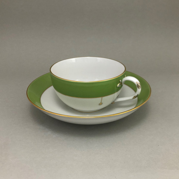 Milchkaffeetasse, Form "Glatte Form", Hellgrüner Bord glasiert, Golddekoration