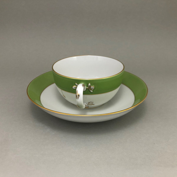 Milchkaffeetasse, Form "Glatte Form", Hellgrüner Bord glasiert, Golddekoration